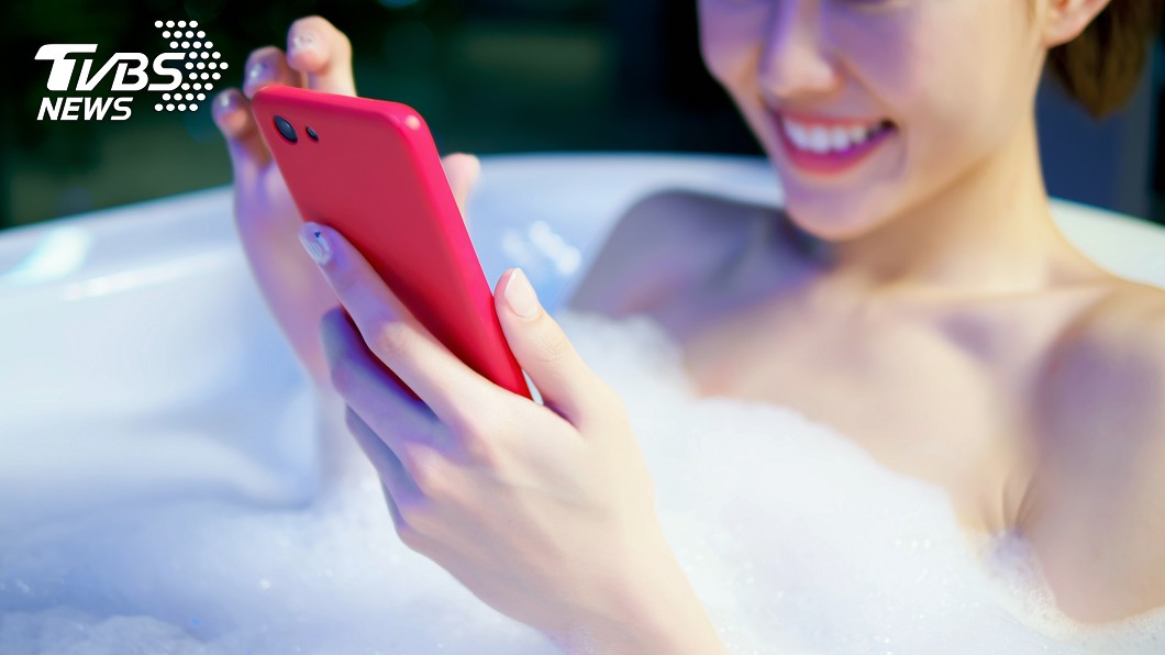 邊充電手機邊洗澡 少女手一滑…下場超慘烈