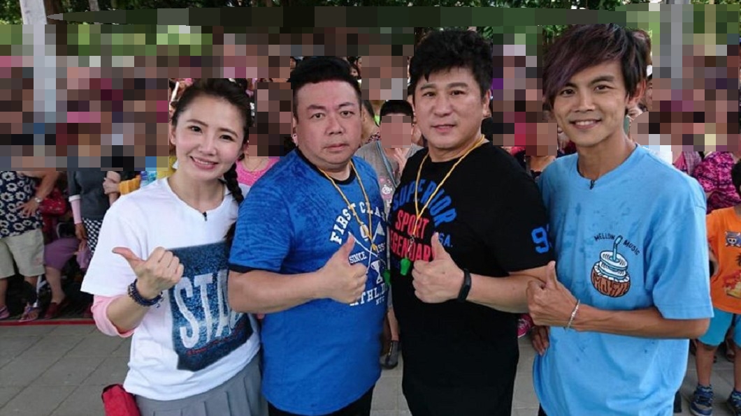 胡瓜(右二)曝謝忻(左一)捲入董至成(左二)婚變風波,在國外大哭。(圖/翻攝自謝忻臉書)