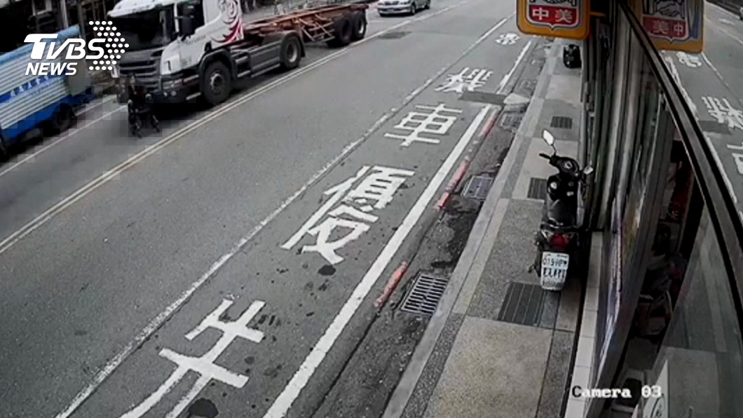 看嘸！貨櫃車視線死角　婦過馬路險輾斃