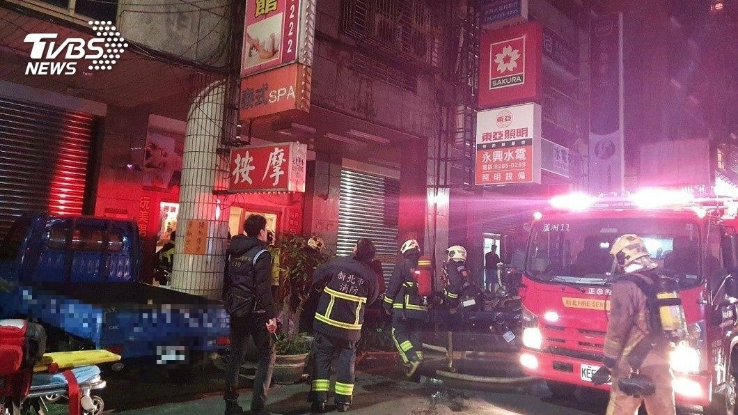 新北市蘆洲區1間養生館凌晨遭人縱火，消防隊接獲通報立刻趕往現場撲滅火勢。(圖／TVBS)