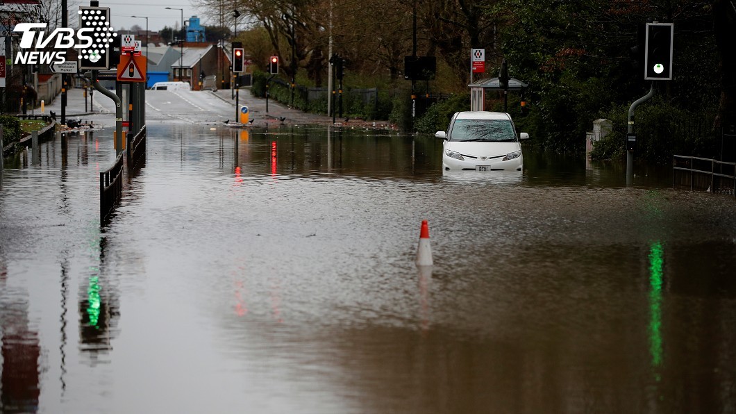 風暴襲英多地水患災情嚴重 當局宣布為重大事件