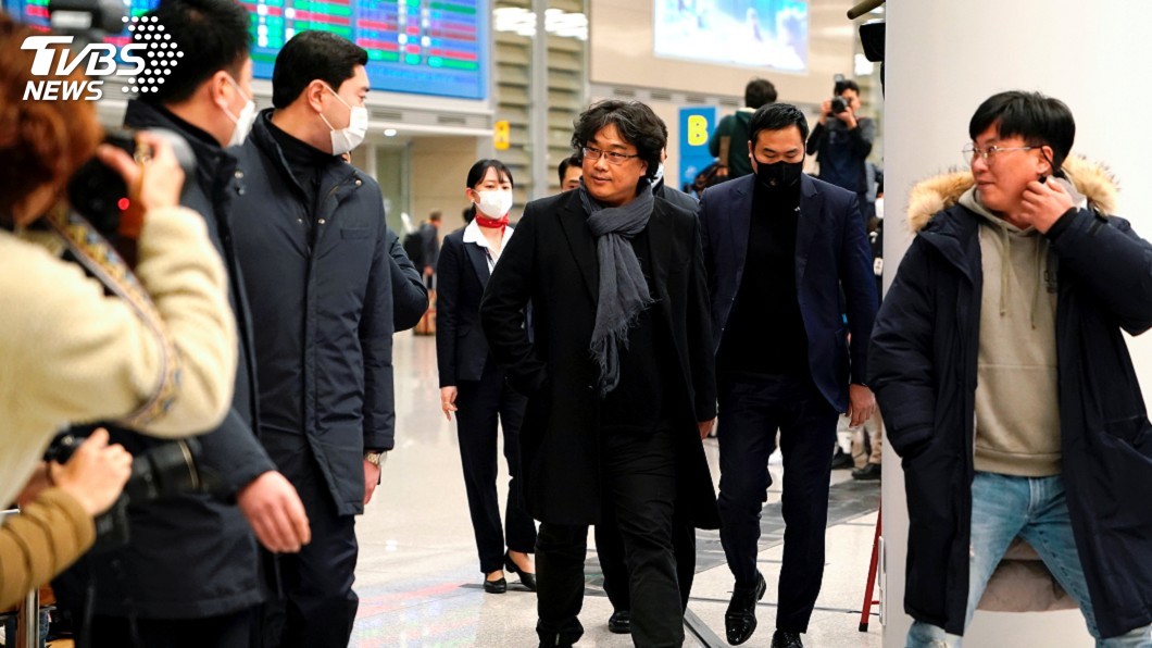 《寄生上流》光耀門楣 奉俊昊返南韓受英雄式歡迎