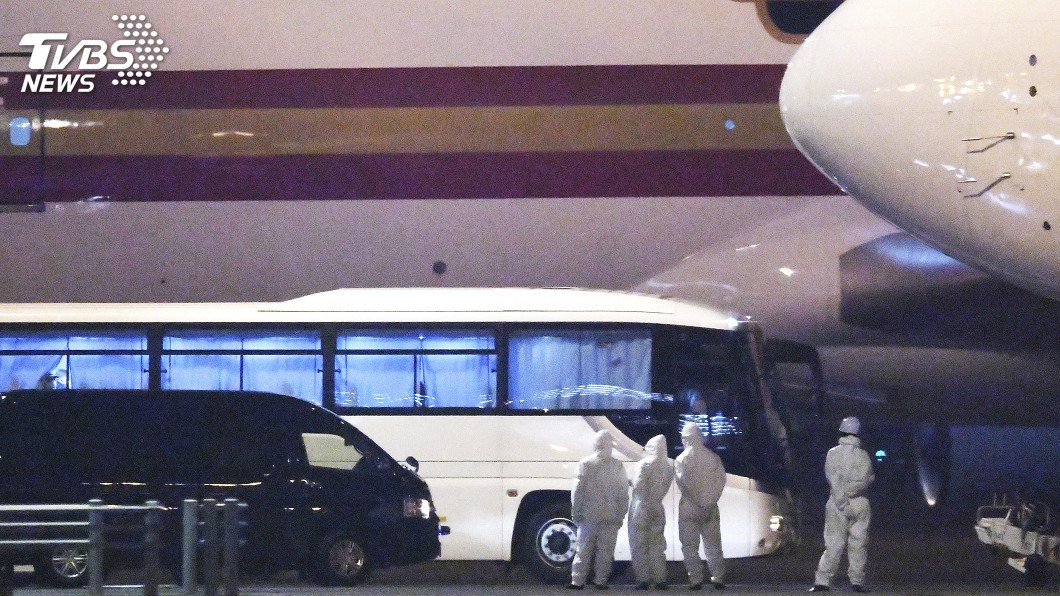 日本第5架次包機接回65人　2人搭救護車送醫