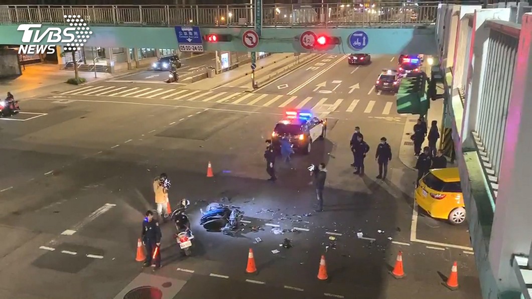 「趕著載客」！運將違規左轉　騎士直撞命危