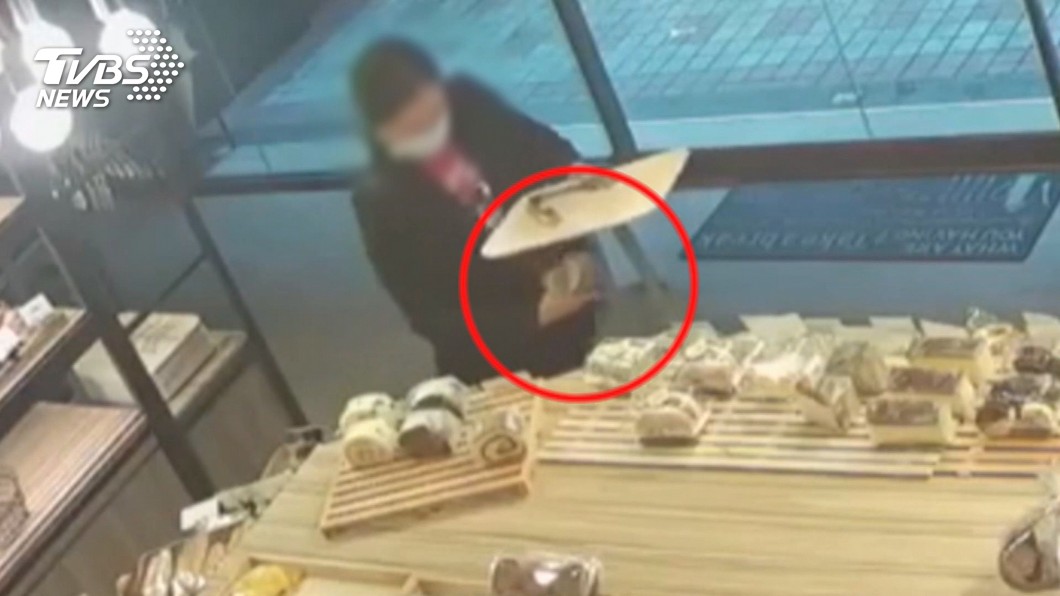 大膽！店員就在身旁　女子接連偷4麵包