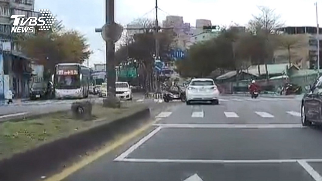 那ㄟ安捏！無人機車暴衝　擊落百萬轎車