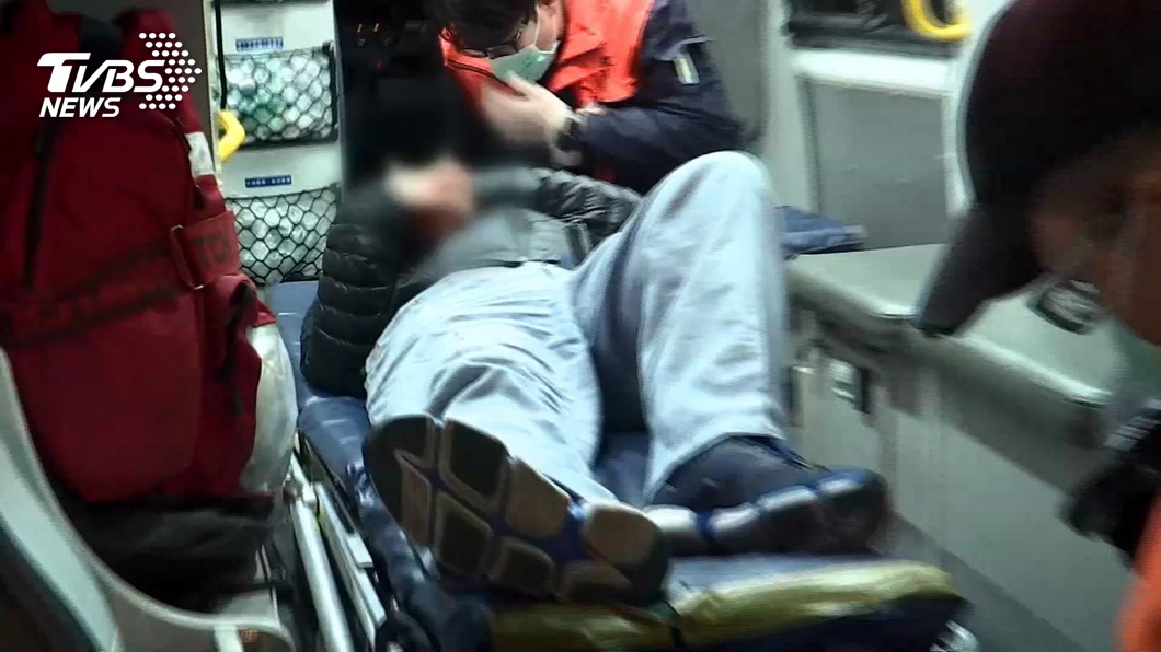 救我!疑債務糾紛遭捅 男腹部插著刀求助