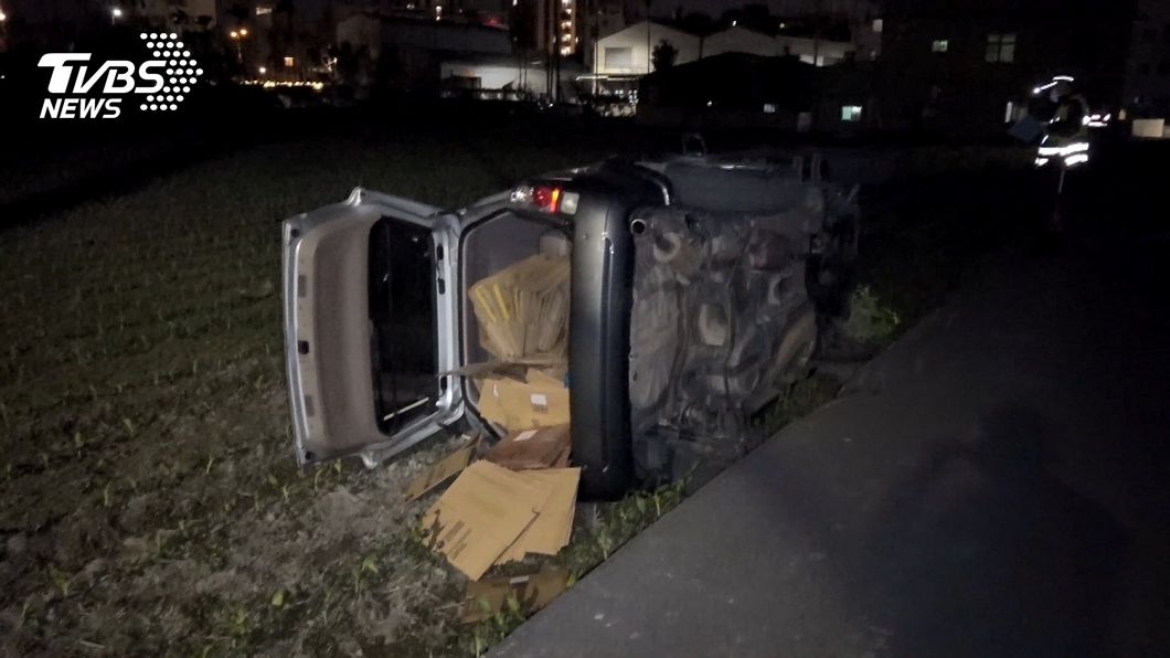 疑路況不熟!休旅車側翻摔進田 駕駛輕傷