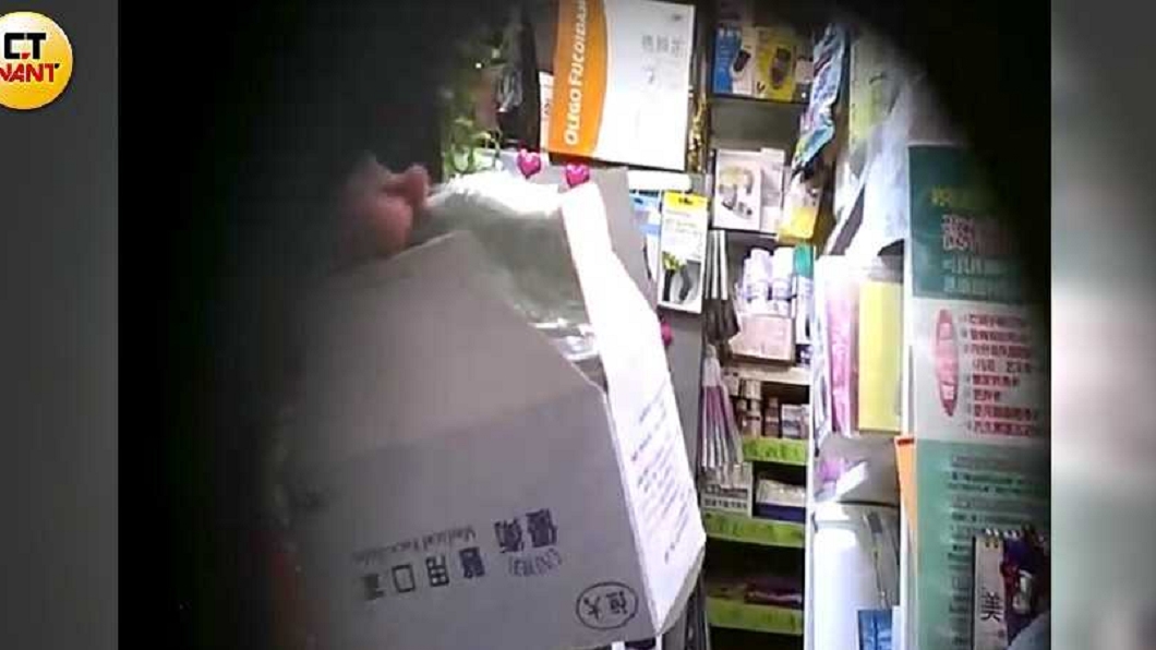 藥局聲稱沒有私賣口罩,但後來業者竟拿出全新整盒醫療用口罩給消費者。(圖/CTWANT授權使用)