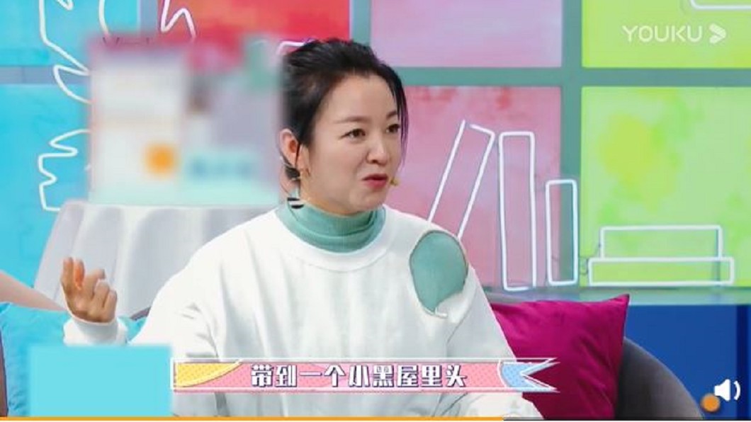 阿雅在節目中透露,在莫斯科搭機時遇到驚險奇遇。(圖/翻攝自優酷微博)