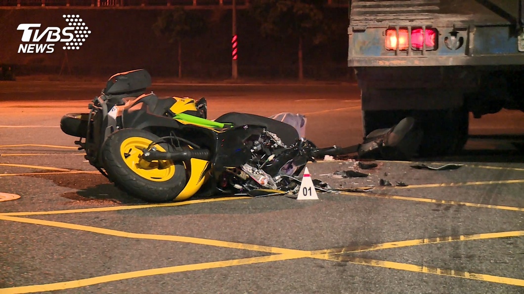 疑路口閃燈沒減速 騎士撞拖板車傷重亡