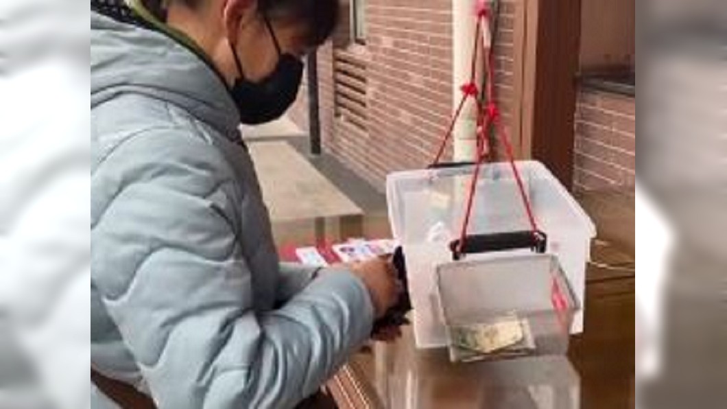 港男倒地抽搐吐血 路人憂新冠肺炎冷觀