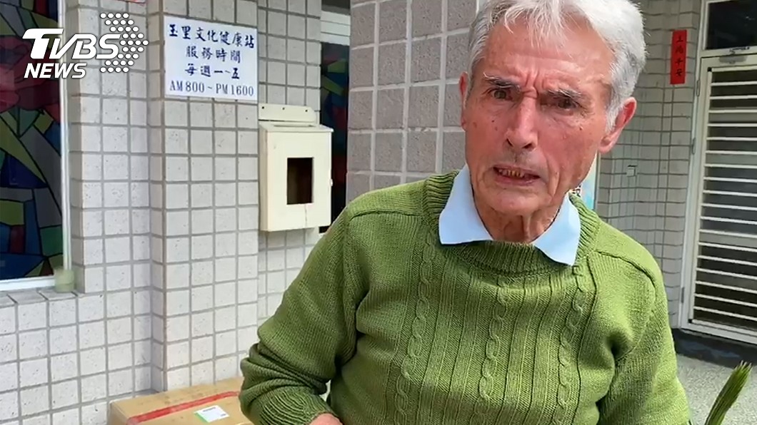 法籍神父劉一峰表示,前陣子才剛整修、粉刷完,遇到火災考驗,心情多少受到影響,但告訴自己要更勇敢。(圖/中央社)