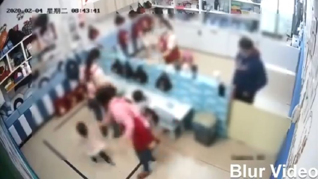 拳頭硬了!托嬰中心驚傳虐童 2幼保員對孩子捏耳推倒