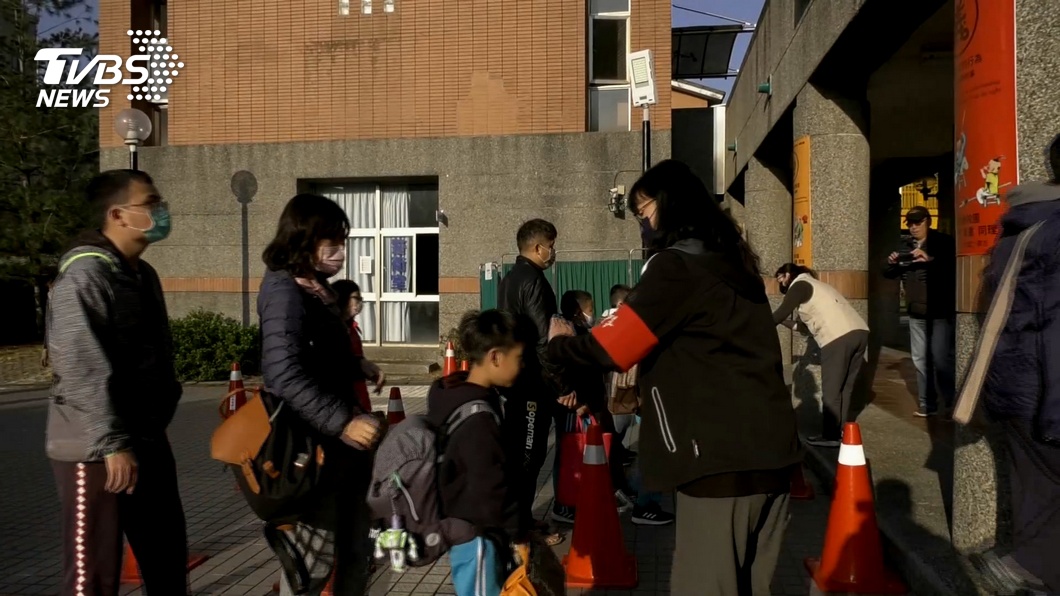 1300名小學生返校 額溫槍「過勞」量到當機