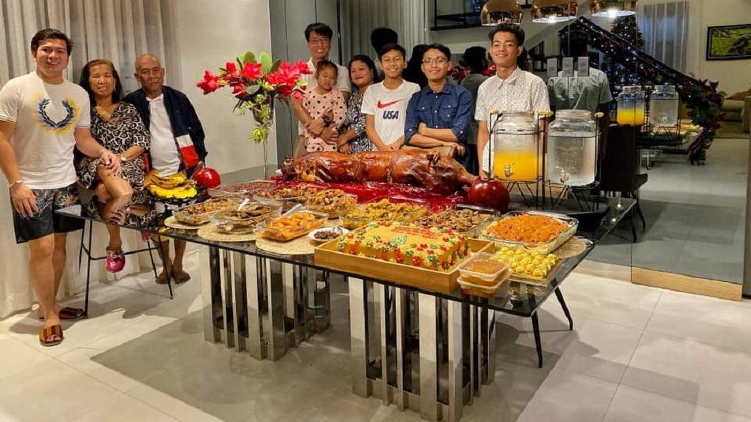 現在全家人和樂融融,男子也時常帶著父母親出國遊玩,感謝他們的栽培。(圖/翻攝自臉書)