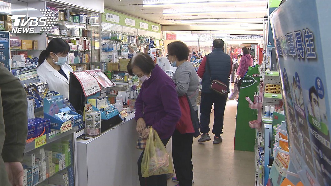 防疫用品問到累了?他「脫口一句」笑翻藥師