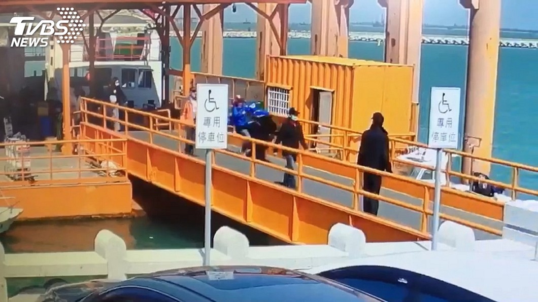 騎士下船機車突暴衝 烈嶼碼頭浮橋引道車禍3傷