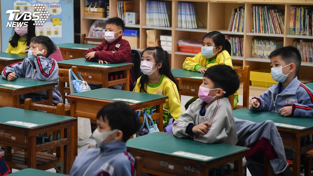 幼兒園防疫　量體溫看喉嚨管制家長入校園