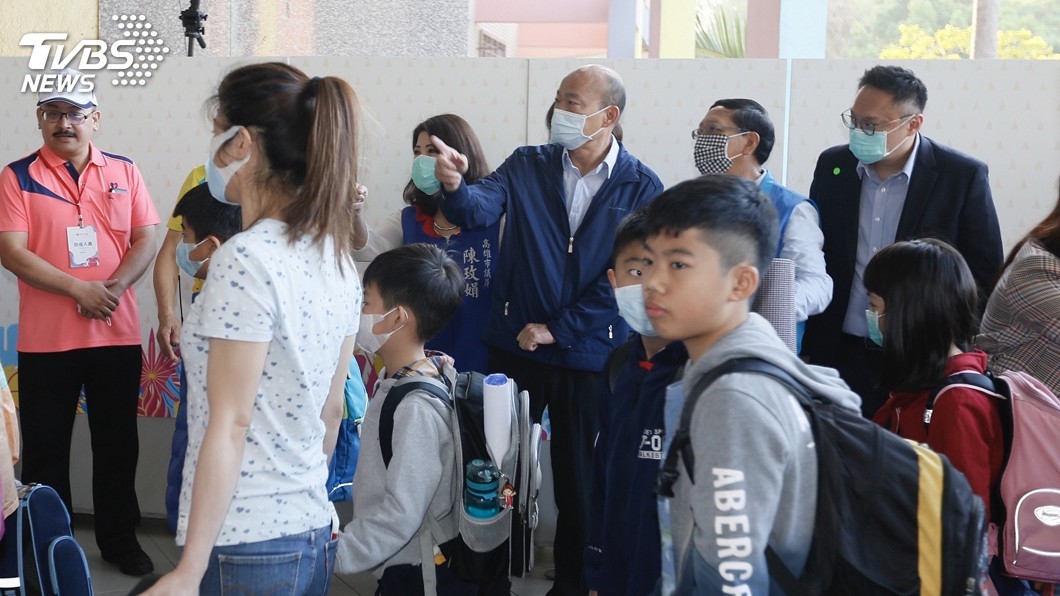開學日防疫總動員 高市紅外線體溫量測學生排長龍