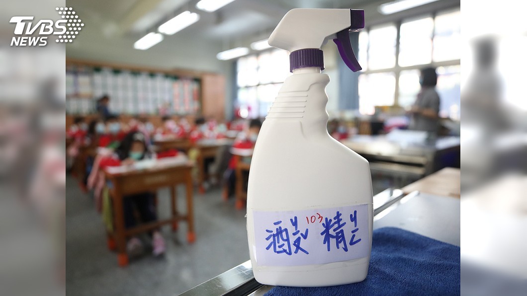 開學防疫親師總動員　學生準備口罩、酒精保心安