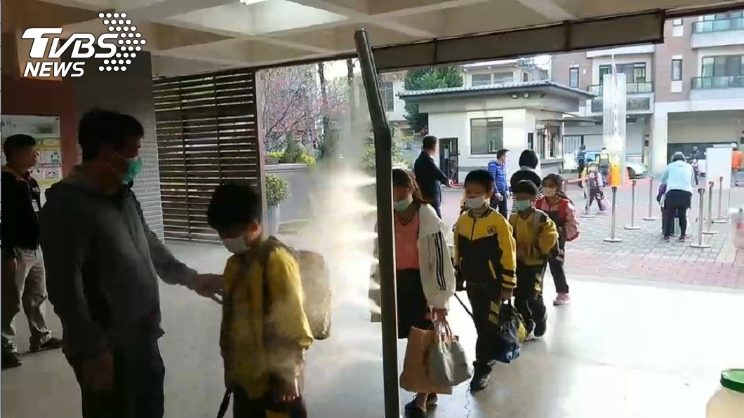 「次氯酸」噴霧隧道替學童消毒 醫師怒了:不要亂亂用!