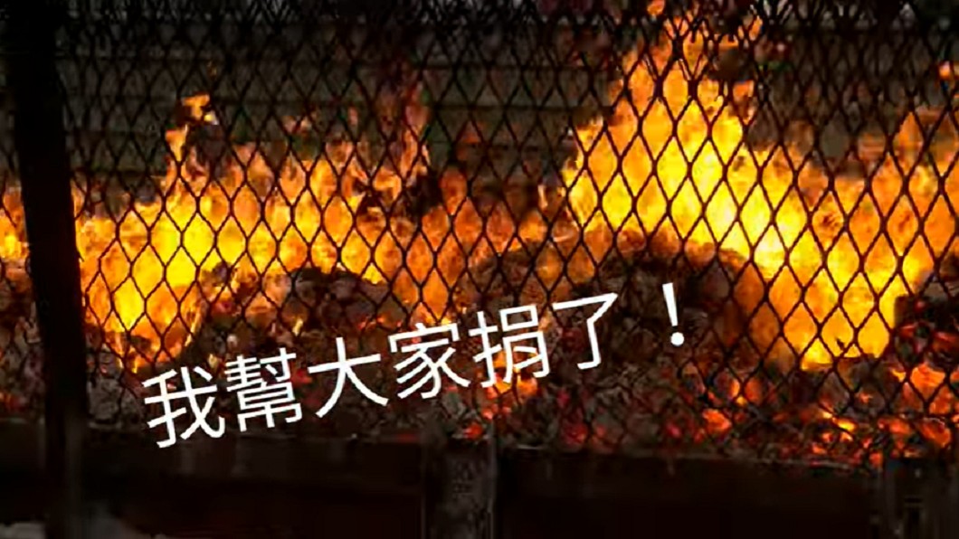 反罷韓者燒金紙給尹立。(圖/翻攝自YouTube)