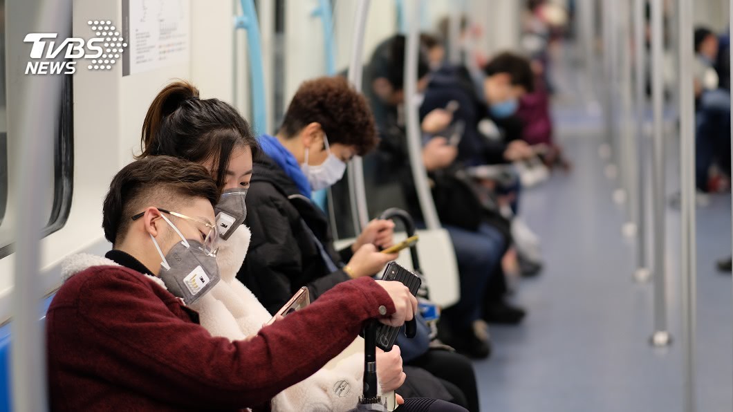 搭火車沒戴口罩像犯法?女被大媽指責「憑啥上車」超委屈