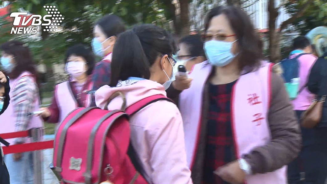 台北市長柯文哲日前視察學校開學防疫工作，國小學生量體溫。(示意圖，與事件無關／TVBS資料畫面)