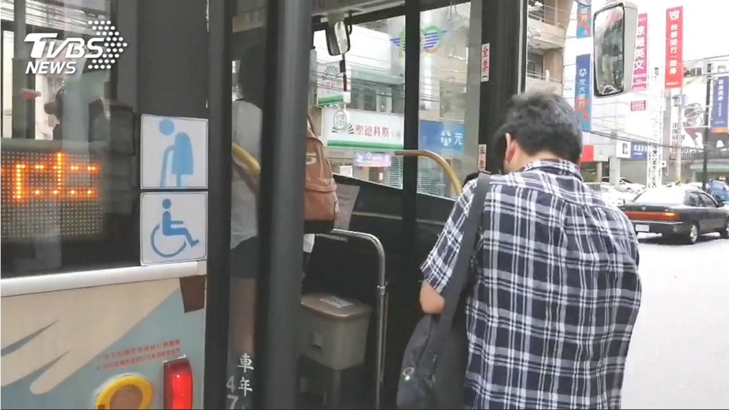 他喊台北「公車上下刷」塞爆　網一面倒反駁：很方便