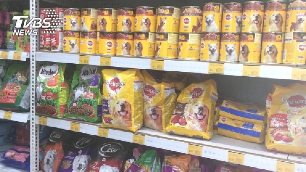 有養狗的民眾，每天都會準備狗飼料餵食愛犬。(示意圖／TVBS)