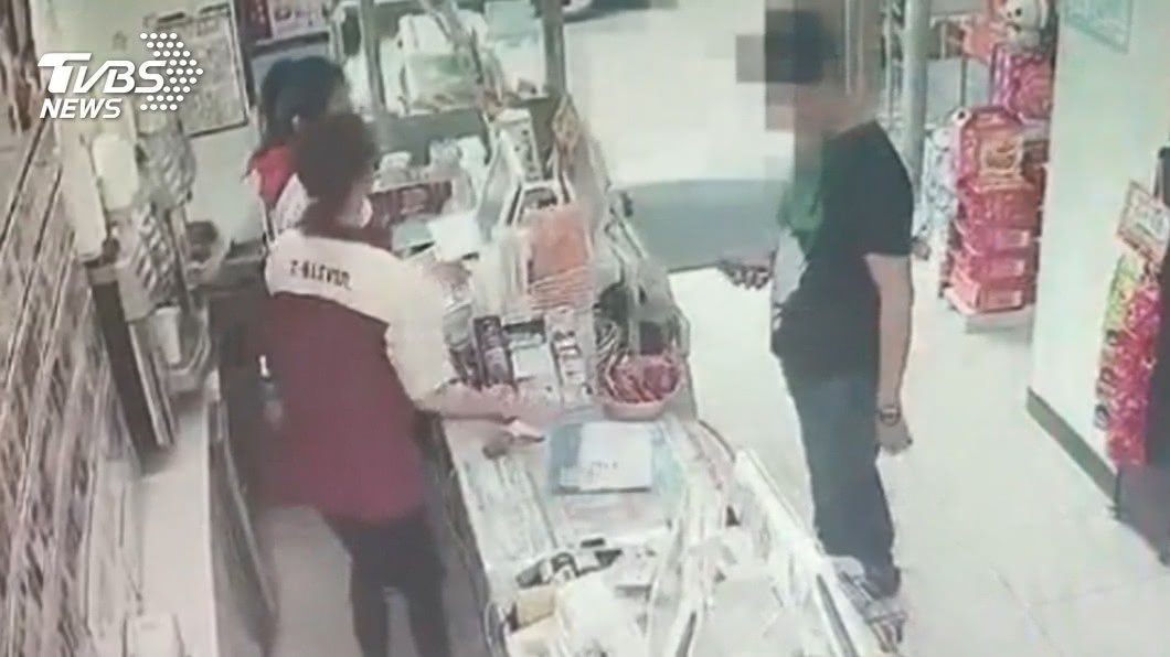 聽超商店員喊「收簿手」本名 員警上前抓嫌