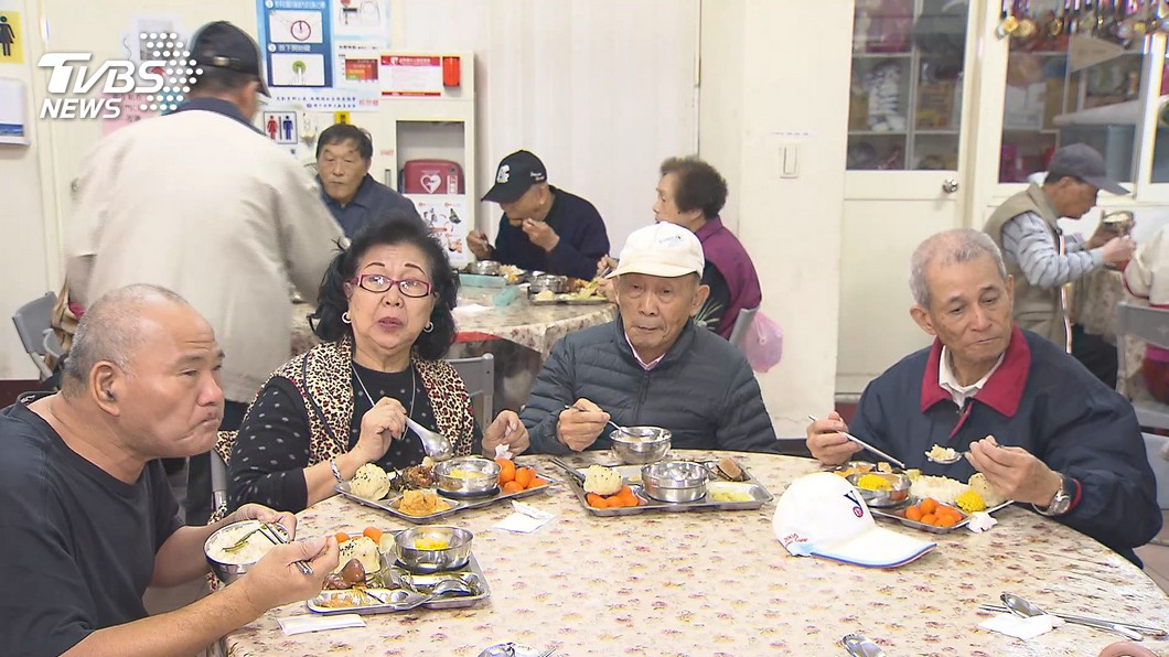 擤完鼻涕紙巾丟碗盤內 客人「暖舉」店家嫌髒:碗盤全扔