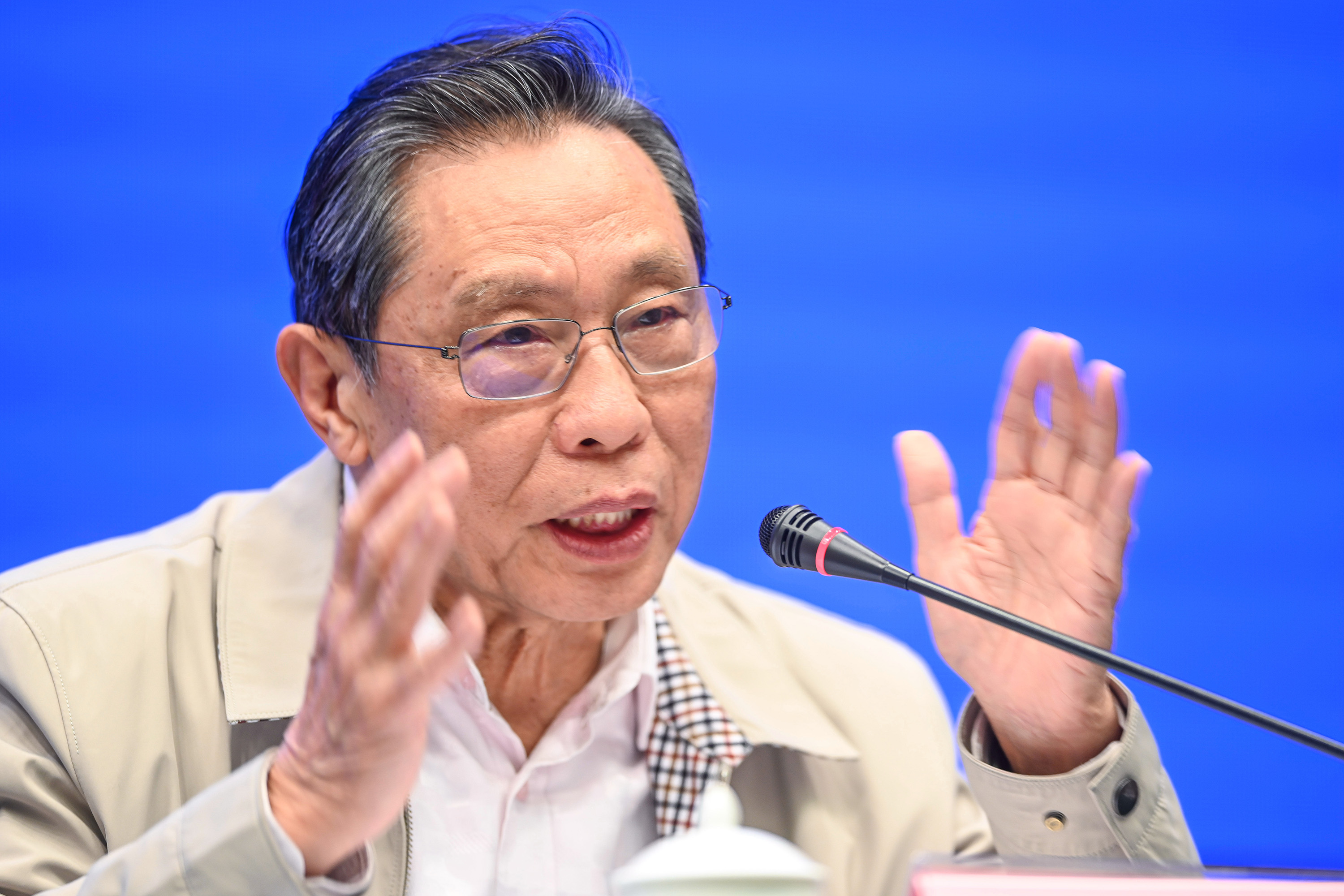 佛奇遇上鍾南山 不應過急回復正常生活