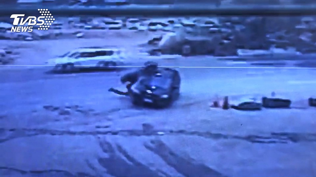 躲轎車左轉!重機急煞鎖死空翻 騎士死亡