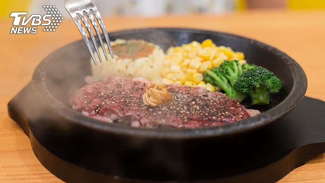 到連鎖牛排館用餐 她一擦杯子超黑嚇壞:到底多髒