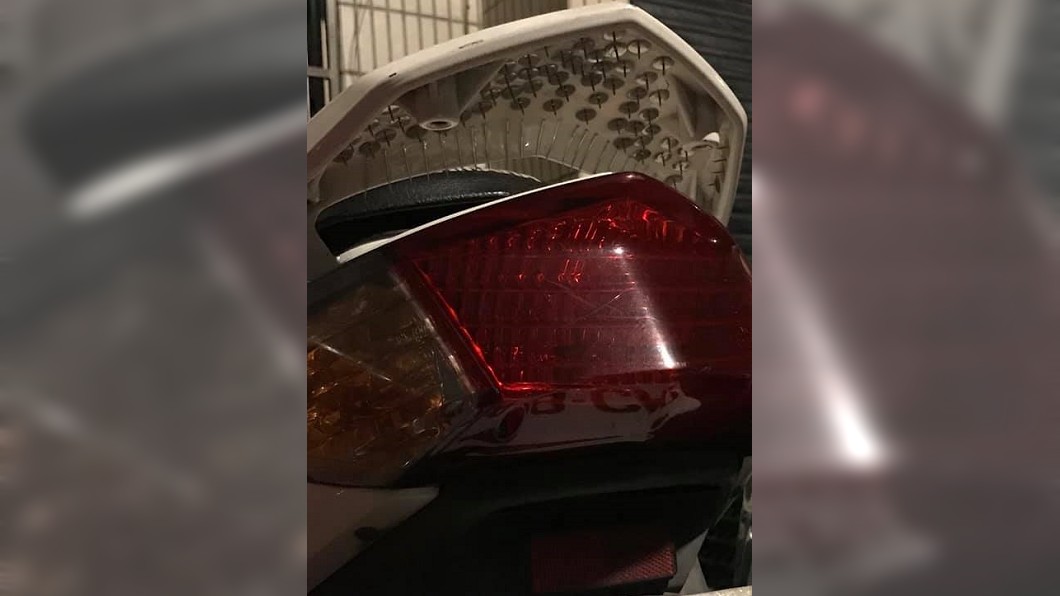 為了不讓人移車,將自己的機車黏滿圖釘,若造成他人受傷將觸法。(圖片來源/ 爆料公社)