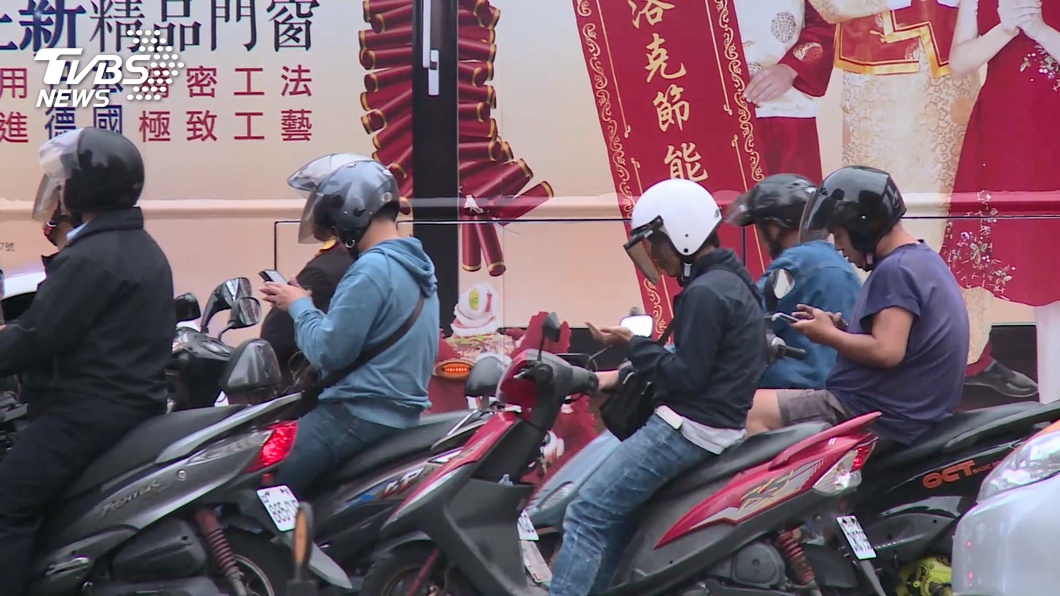 停紅燈看手機遭警攔 她回「不要」收萬元罰單結局大逆轉
