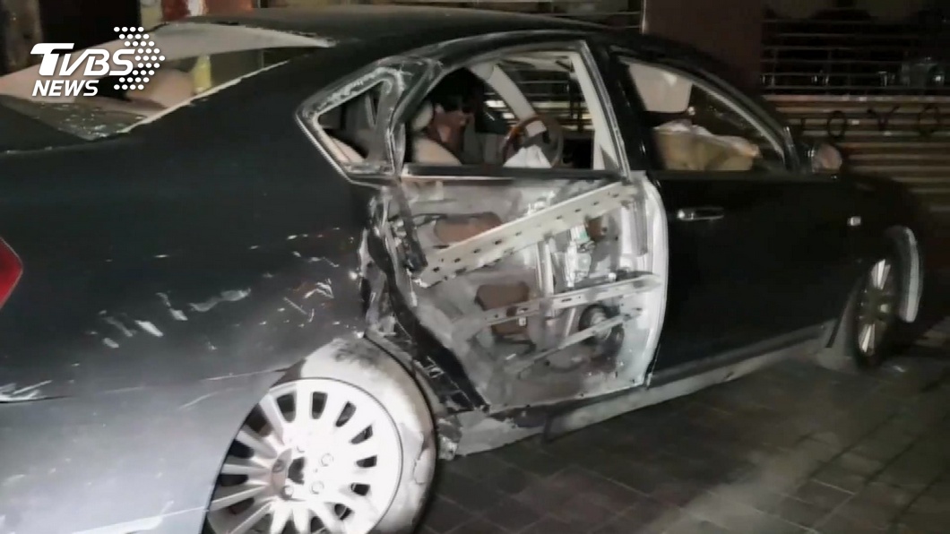 「我剛剛吸毒」!男開車衝進騎樓 險撞路人