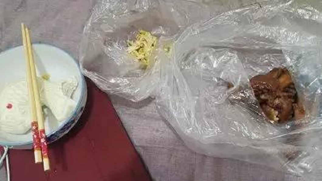 郭岳自我隔離期間,父母天天將三餐送到門口。(圖/翻攝自微博)