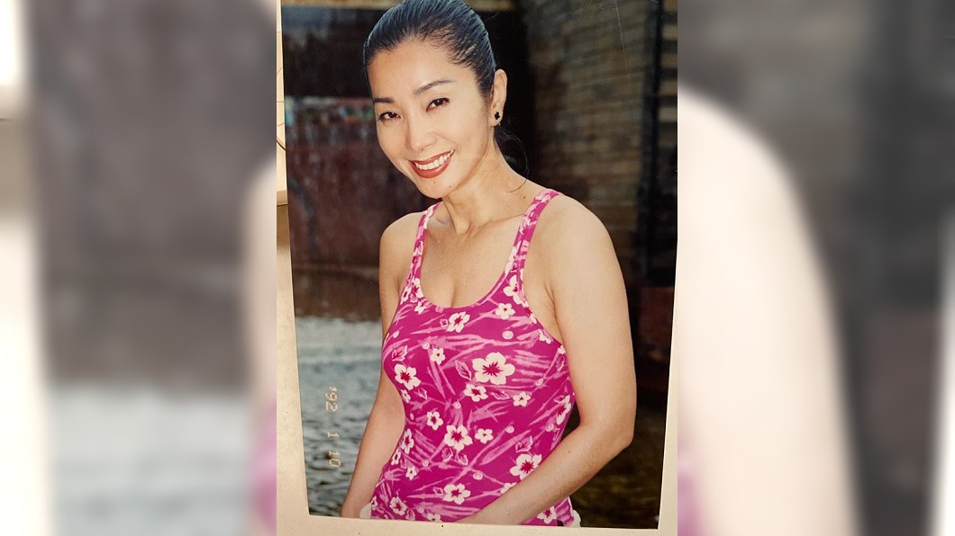 陳美鳳秀出1張在1992年拍攝的火辣泳裝照。(圖/翻攝自陳美鳳臉書)