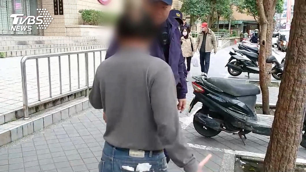 他要幹嘛！大街揮木棍　民眾驚恐急報警