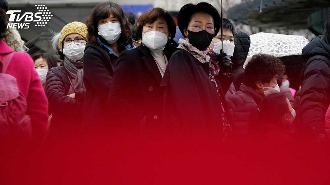 韓國口罩限購5片 民眾不畏低溫凌晨排隊搶購