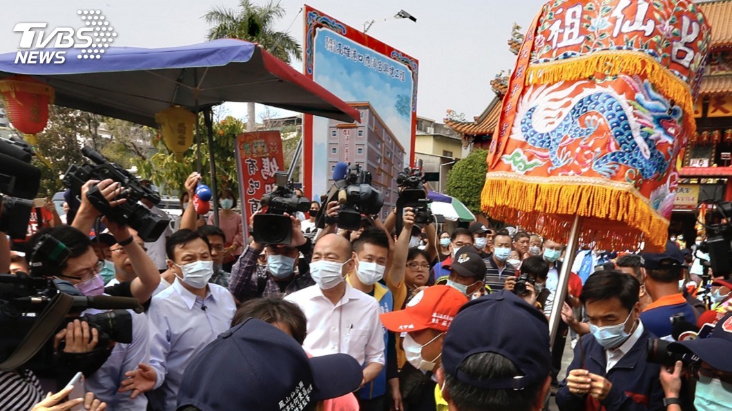 鳳山「雙媽遶境」 韓國瑜未揹媽祖改參香禮敬