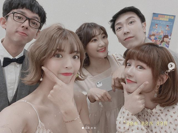 阿圓與其他YouTuber合照。(圖/翻攝自IG)