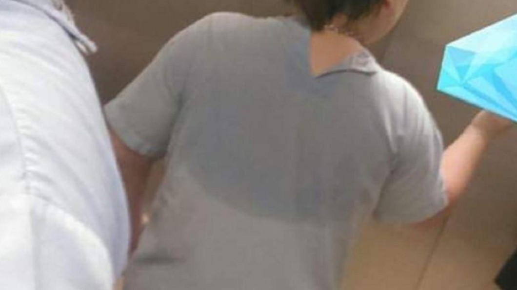 原PO的工作服濕透。(圖／翻攝自爆怨公社)
