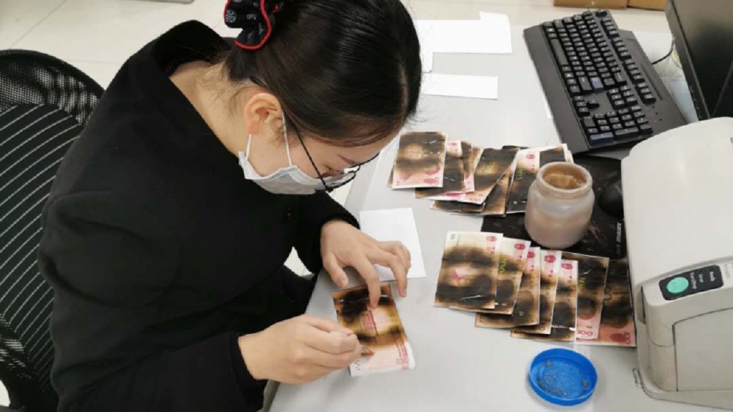 怕沾染病毒!大媽把鈔票放微波爐「消毒」…結果GG了