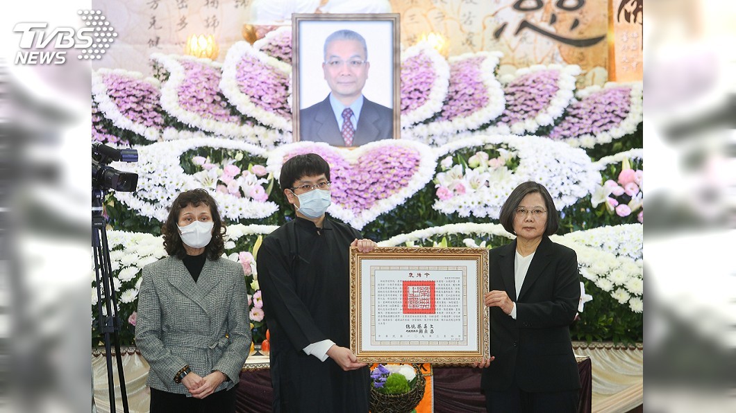 親頒褒揚令　蔡總統：沒有許虞哲，稅改就不會成功