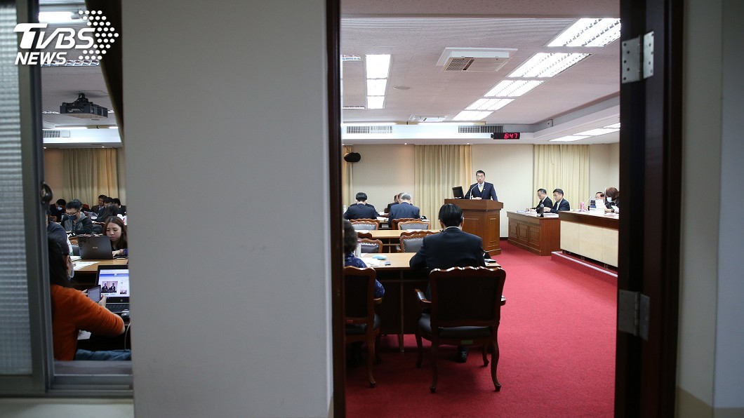 立法院防疫 委員會議場開窗、備消毒麥克風