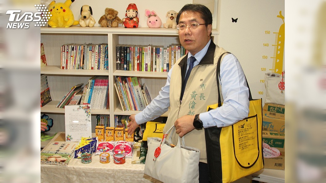 視察居家隔離檢疫關懷點　黃偉哲打電話關懷個案